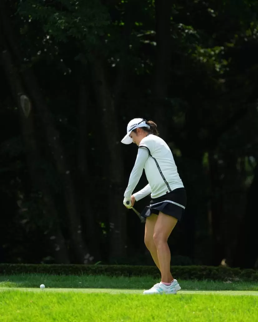 稲見萌寧のドライバースイング（前方）