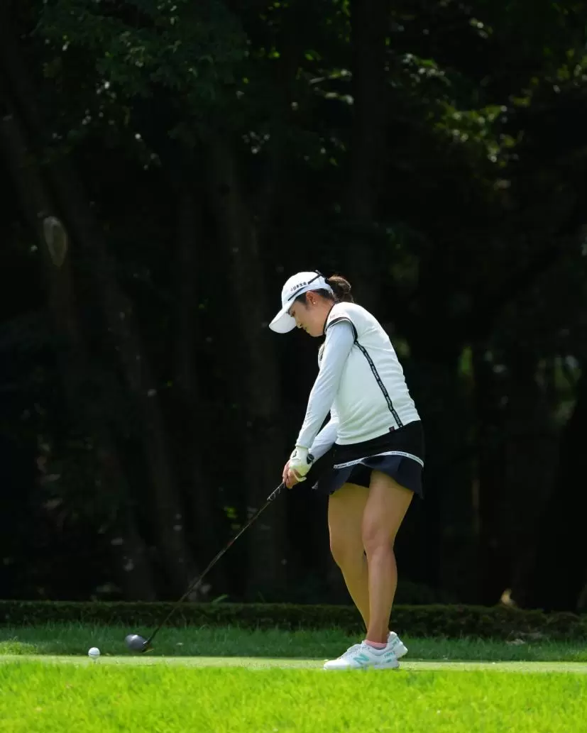 稲見萌寧のドライバースイング（前方）