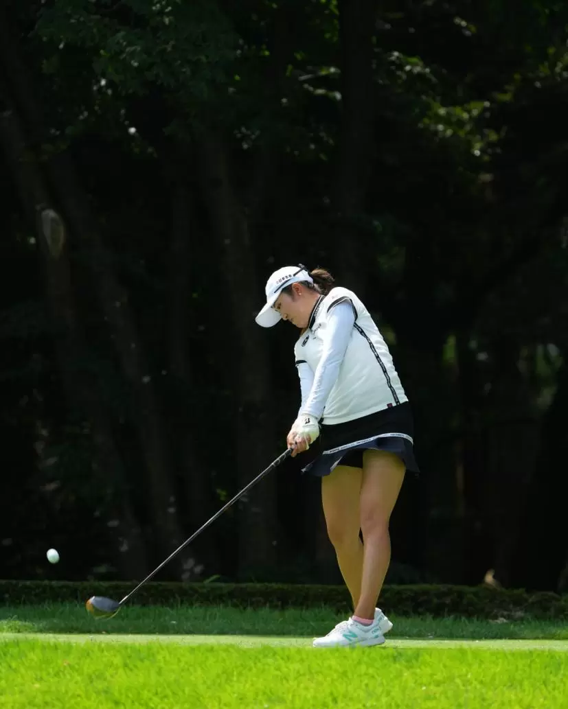 稲見萌寧のドライバースイング（前方）