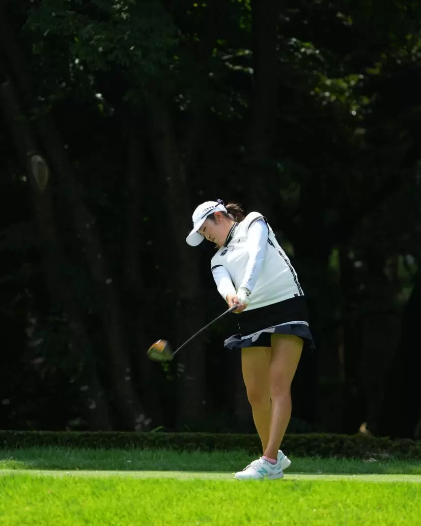 稲見萌寧のドライバースイング（前方）