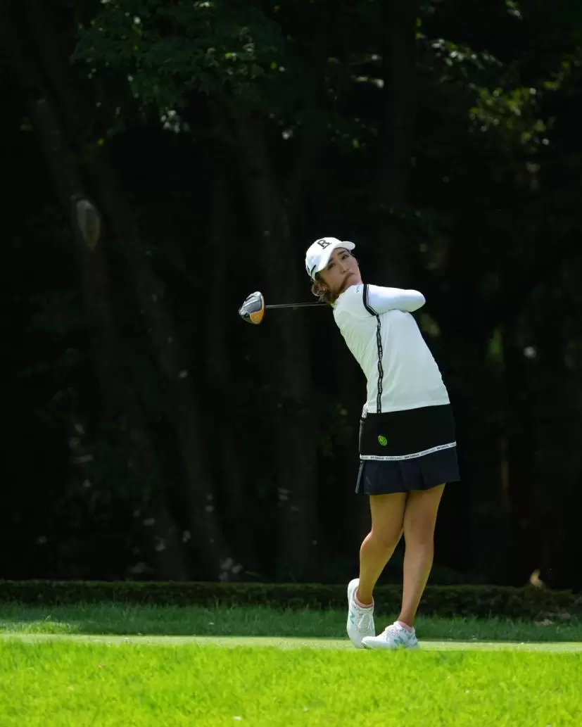 稲見萌寧のドライバースイング（前方）