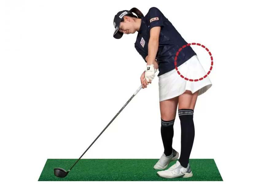 バックスイングでは右足のカカトに体重をかける