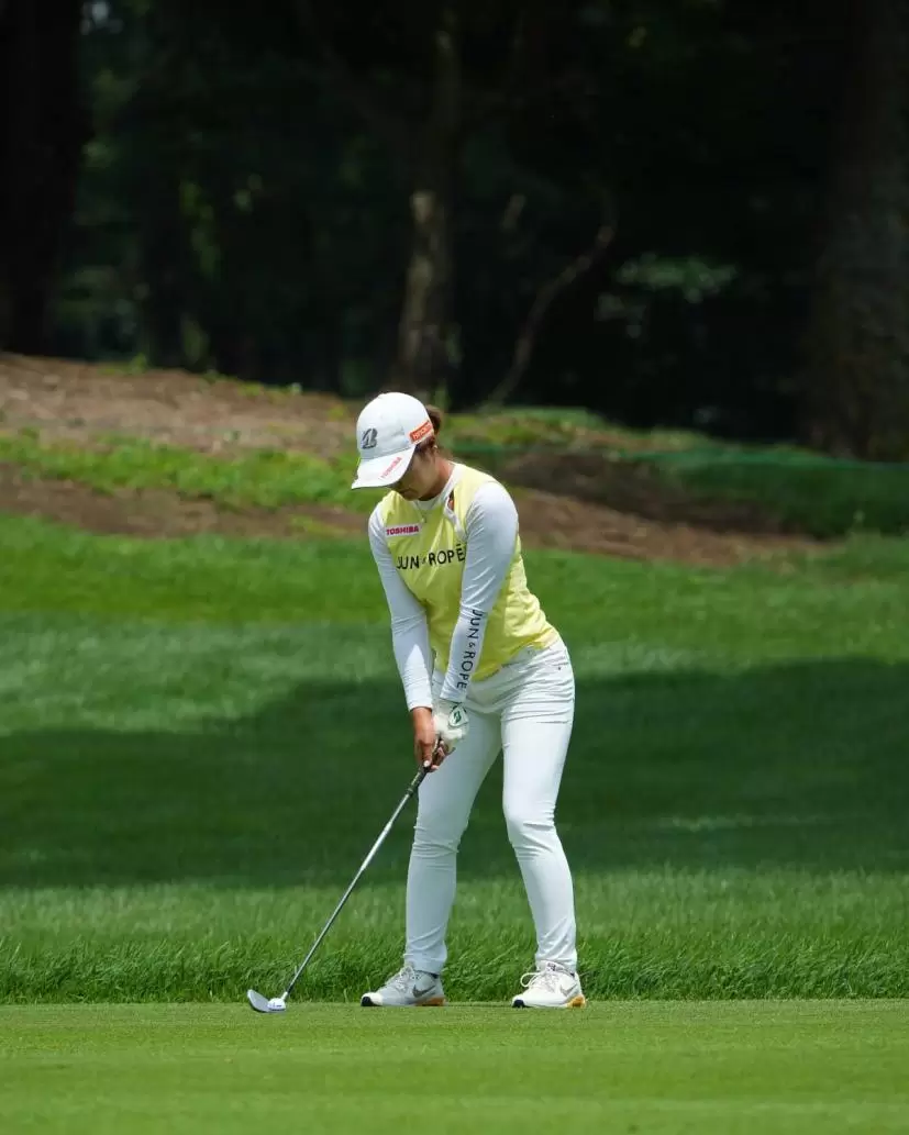 高橋彩華のアイアンスイング（斜め前方）