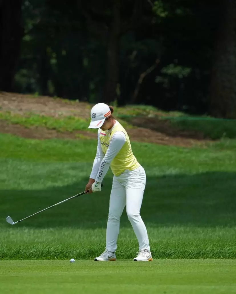 高橋彩華のアイアンスイング（斜め前方）