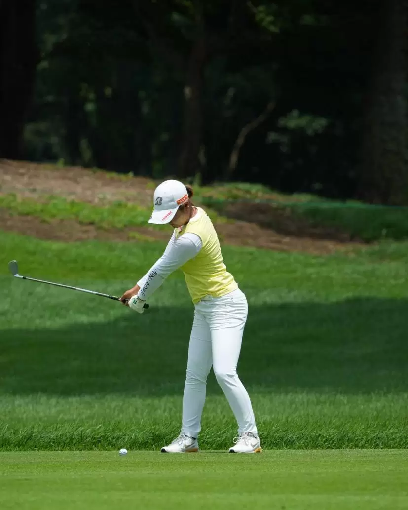 高橋彩華のアイアンスイング（斜め前方）