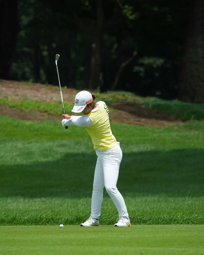 高橋彩華のアイアンスイング（斜め前方）