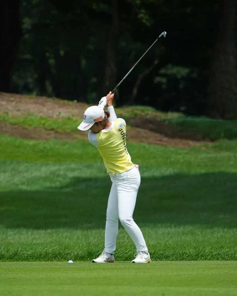 高橋彩華のアイアンスイング（斜め前方）