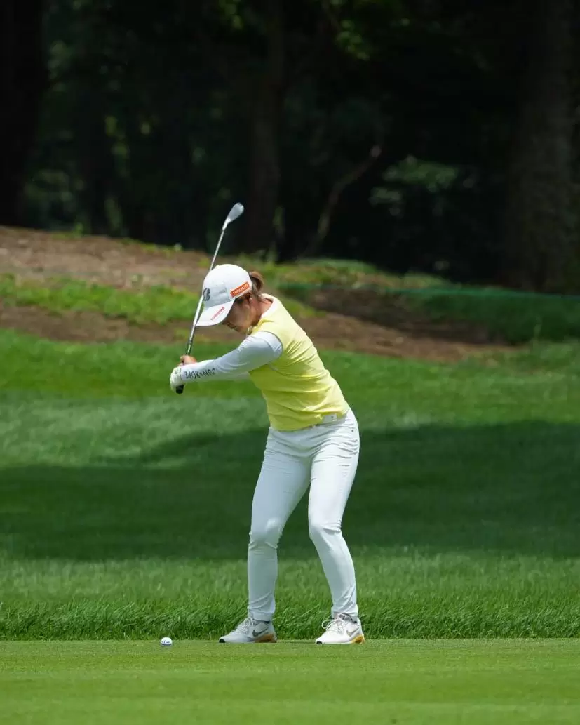 高橋彩華のアイアンスイング（斜め前方）