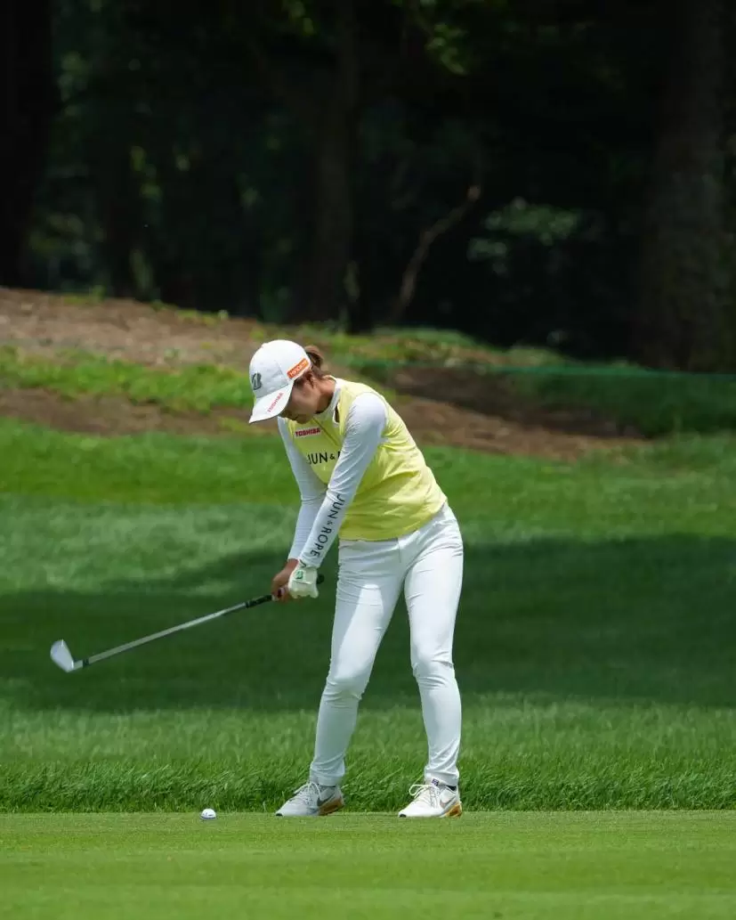 高橋彩華のアイアンスイング（斜め前方）