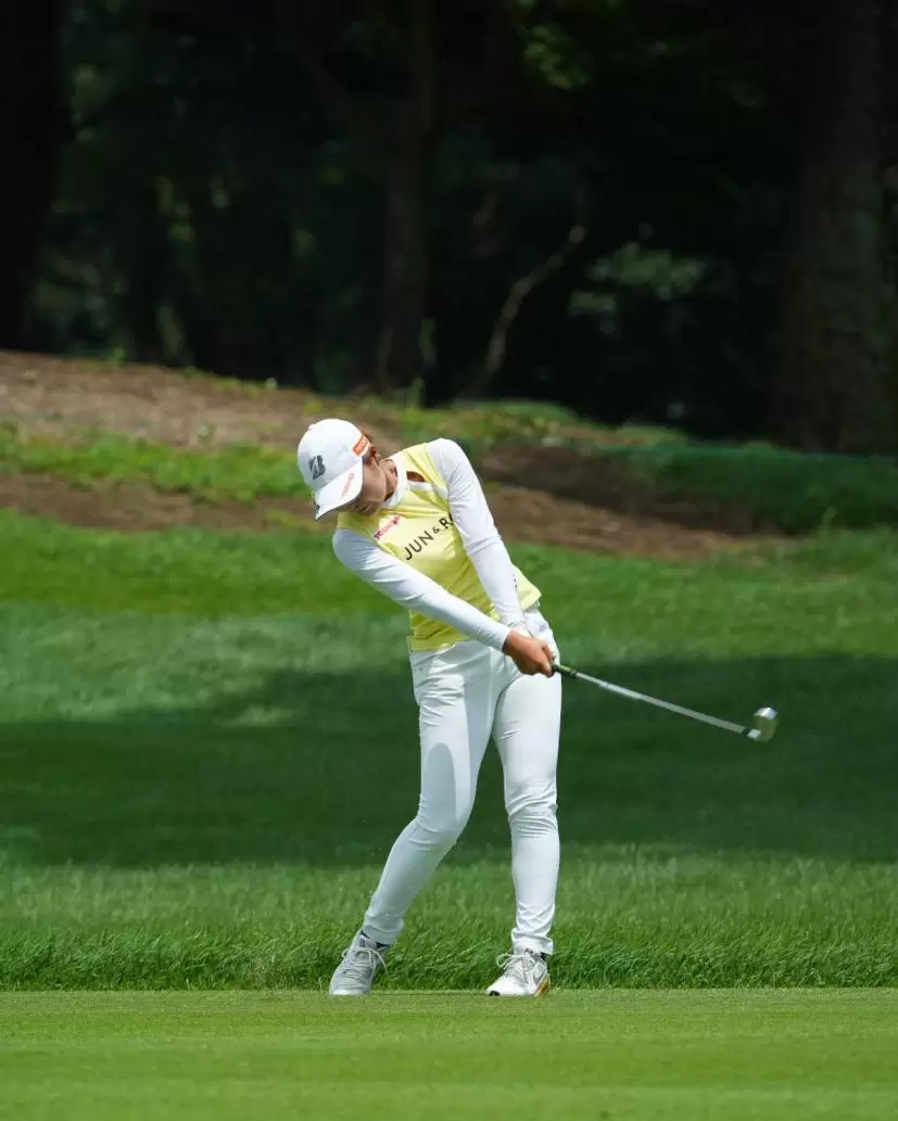 高橋彩華のアイアンスイング（斜め前方）