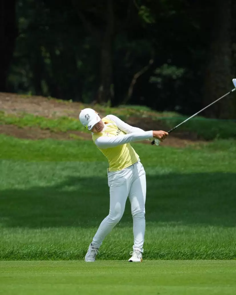 高橋彩華のアイアンスイング（斜め前方）