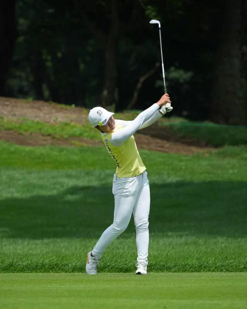 高橋彩華のアイアンスイング（斜め前方）