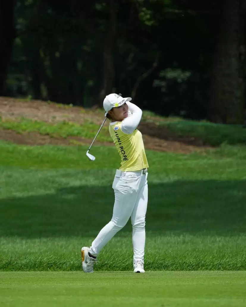 高橋彩華のアイアンスイング（斜め前方）