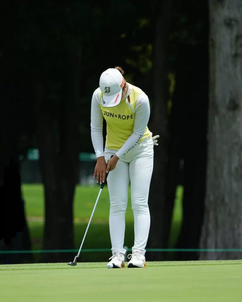 高橋彩華のパッティングストローク連続写真（正面）