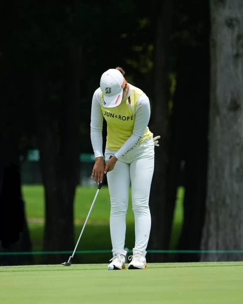 高橋彩華のパッティングストローク連続写真（正面）