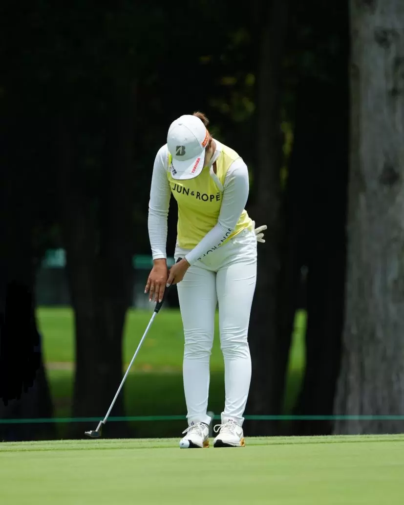 高橋彩華のパッティングストローク連続写真（正面）