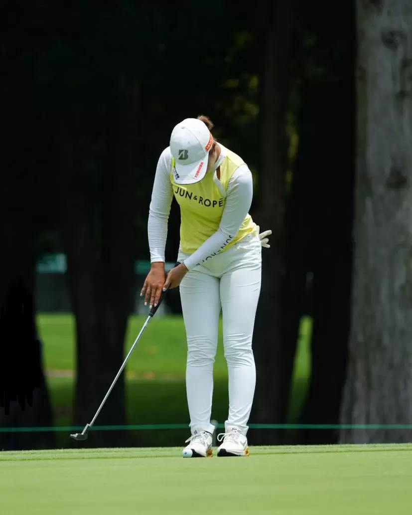 高橋彩華のパッティングストローク連続写真（正面）