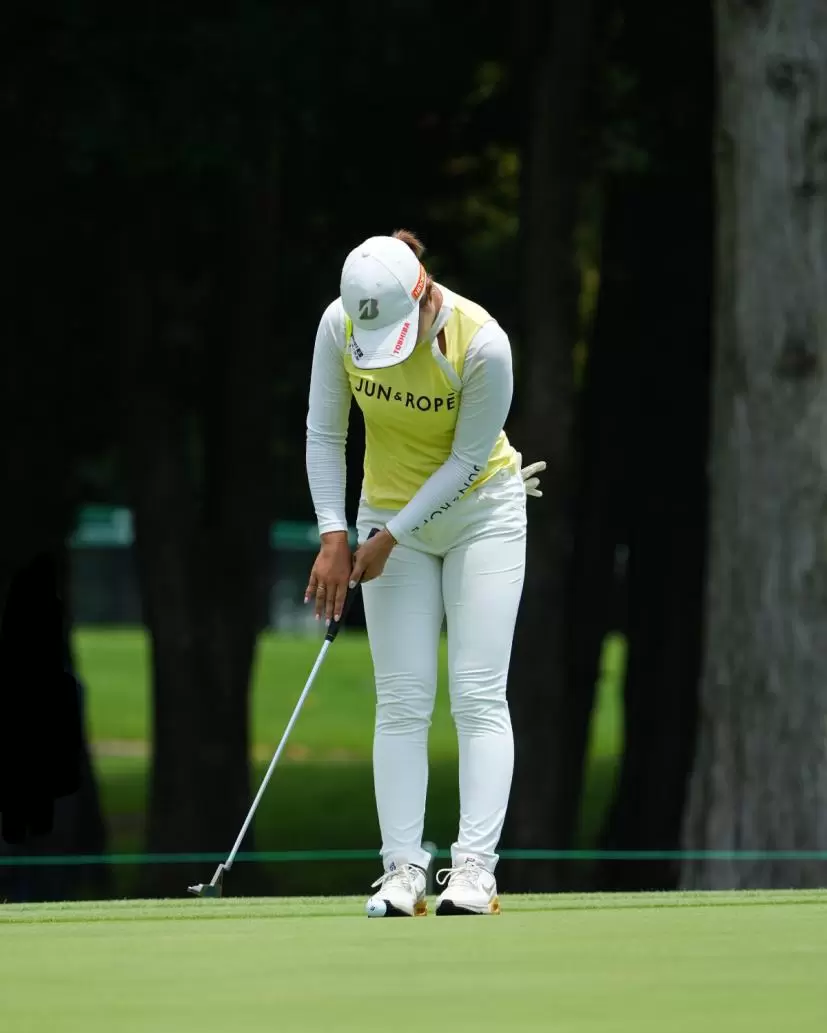 高橋彩華のパッティングストローク連続写真（正面）