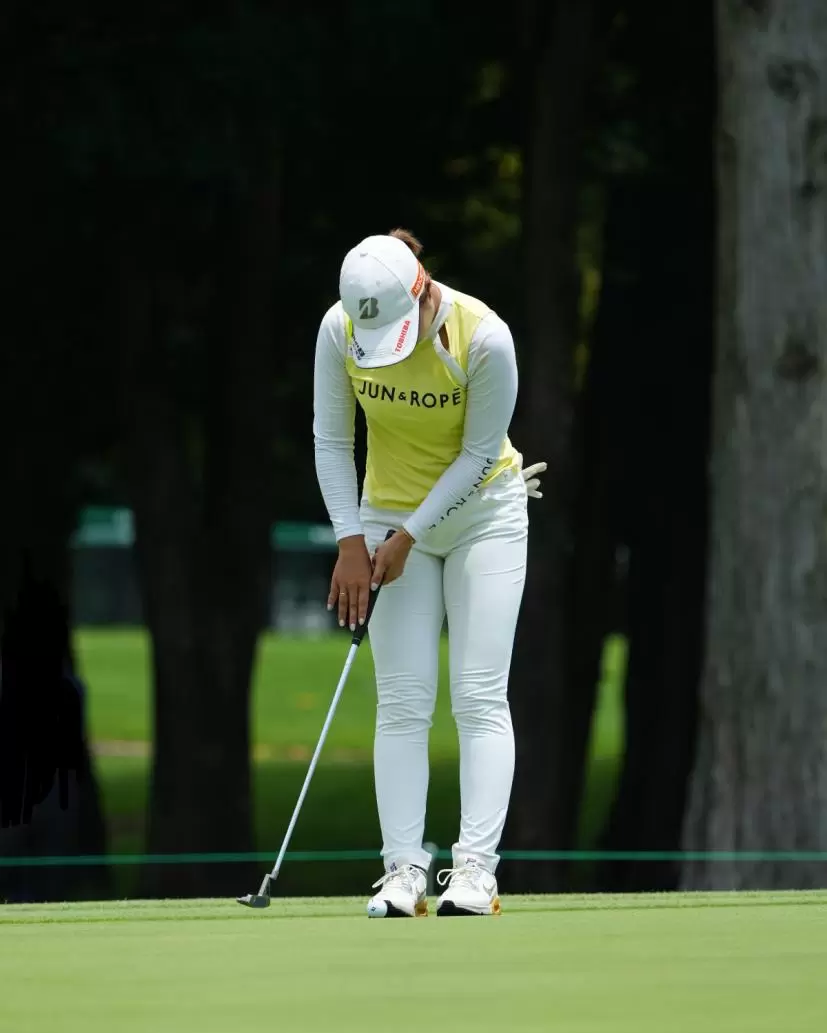 高橋彩華のパッティングストローク連続写真（正面）