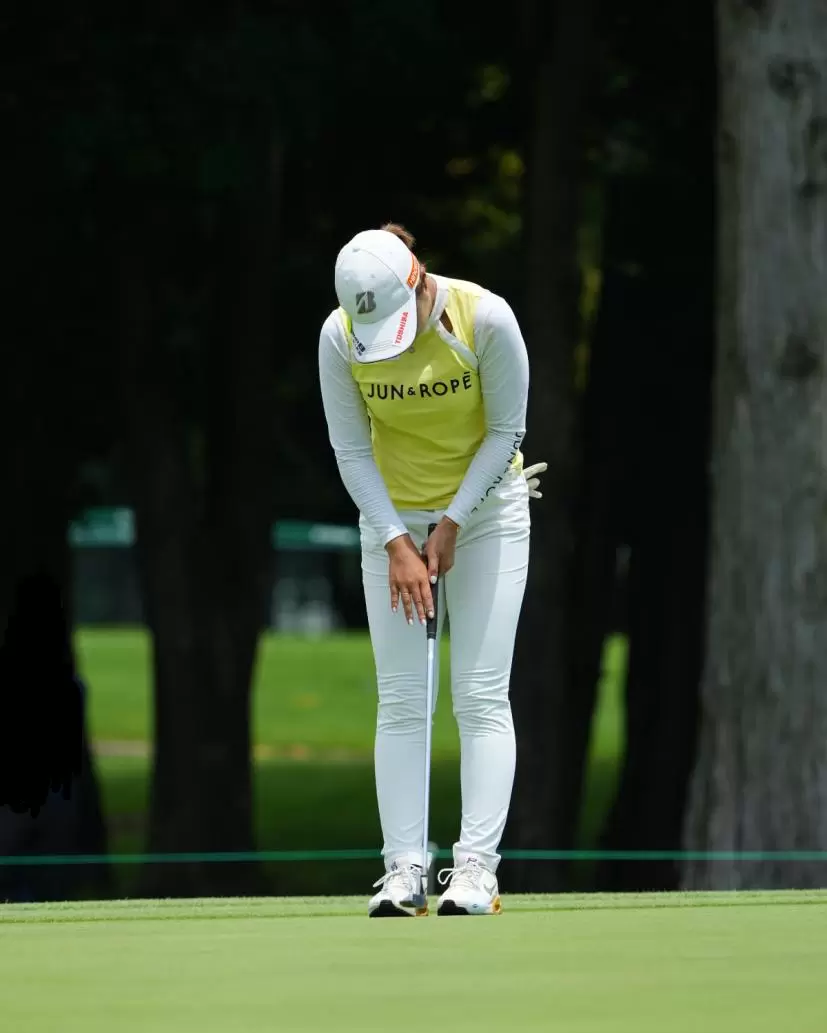 高橋彩華のパッティングストローク連続写真（正面）