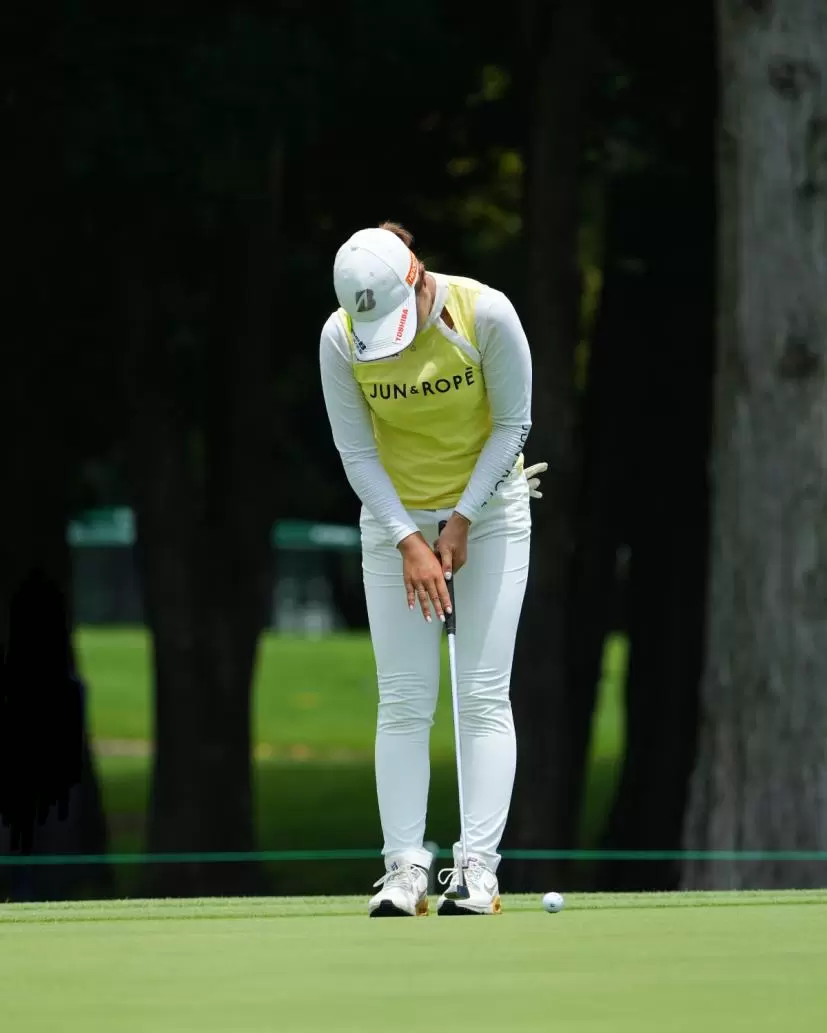 高橋彩華のパッティングストローク連続写真（正面）