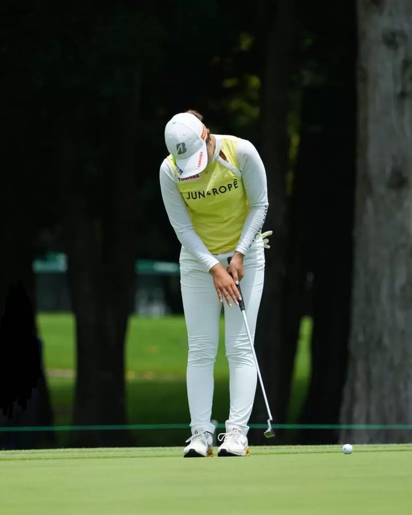 高橋彩華のパッティングストローク連続写真（正面）