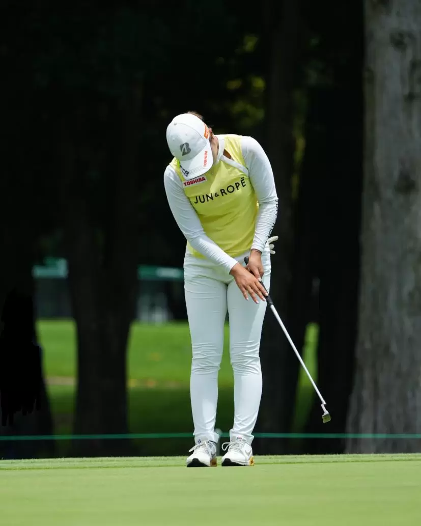 高橋彩華のパッティングストローク連続写真（正面）