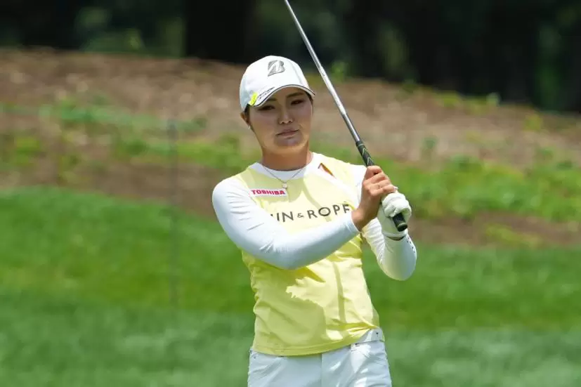 高橋彩華のパッティングストローク連続写真(正面)