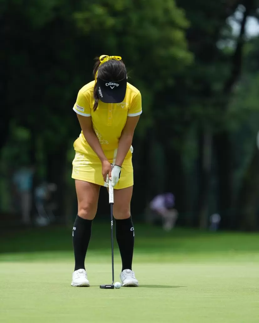 河本結のパッティングストローク（正面）