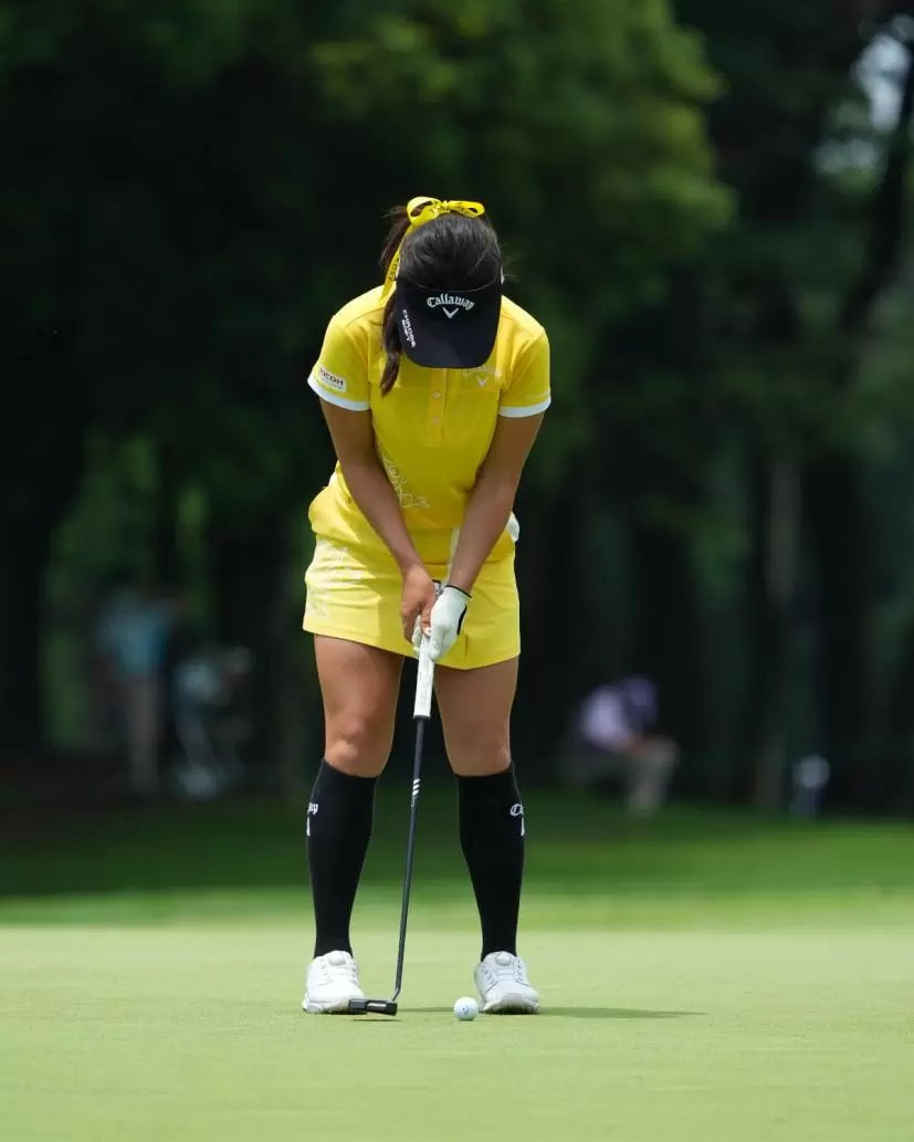 河本結のパッティングストローク（正面）