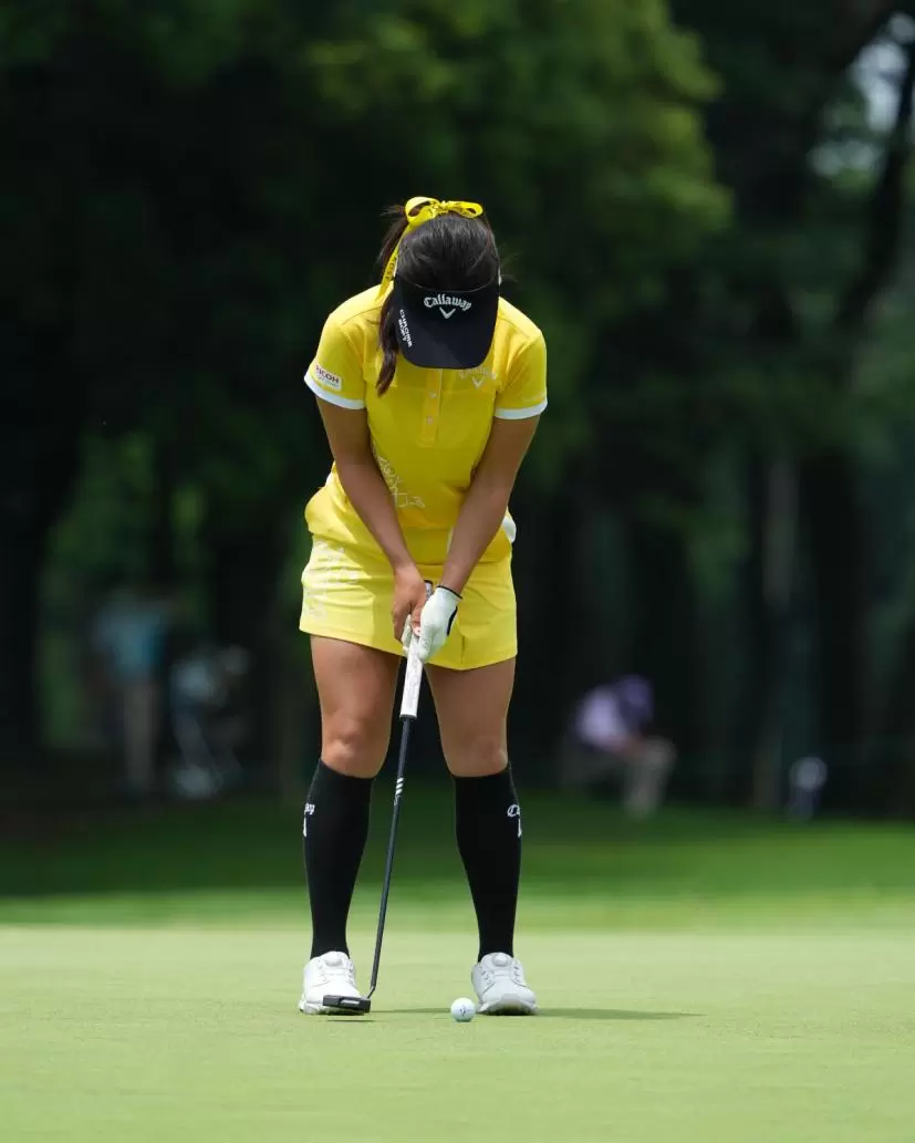 河本結のパッティングストローク（正面）