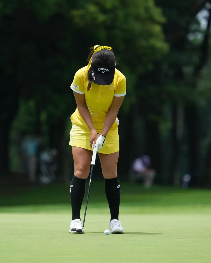 河本結のパッティングストローク（正面）