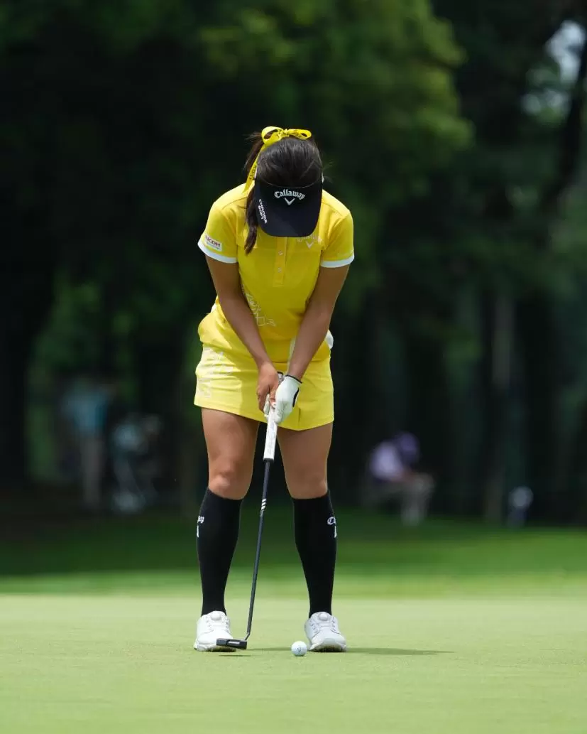 河本結のパッティングストローク（正面）