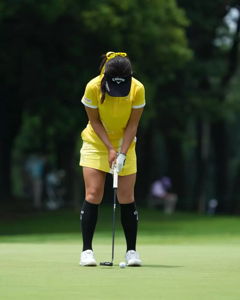 河本結のパッティングストローク（正面）