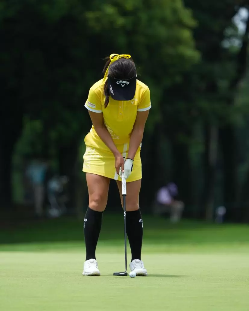 河本結のパッティングストローク（正面）