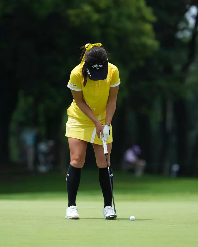 河本結のパッティングストローク（正面）