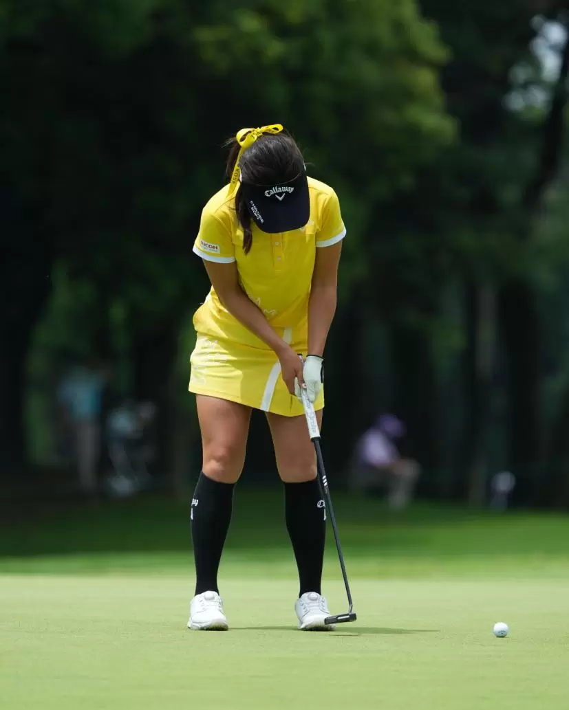 河本結のパッティングストローク（正面）