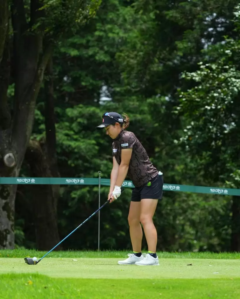 佐久間綾女のドライバースイング（斜め前方）