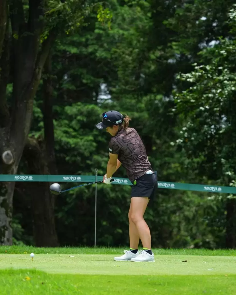 佐久間綾女のドライバースイング（斜め前方）