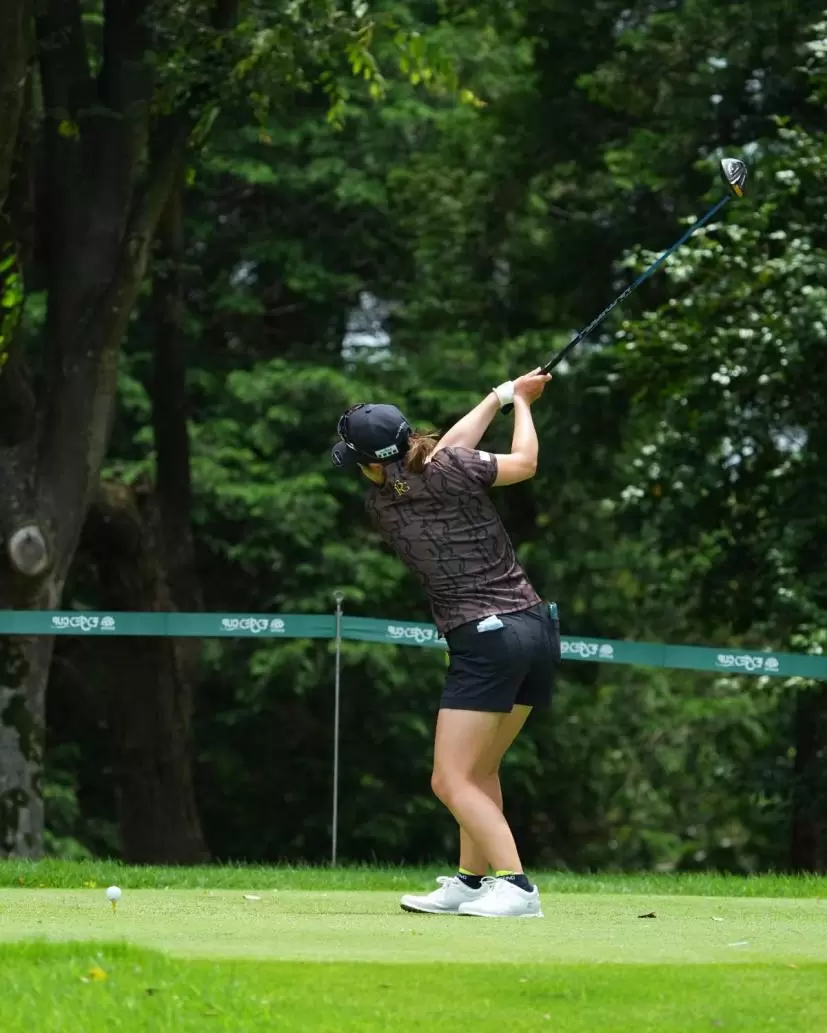 佐久間綾女のドライバースイング（斜め前方）
