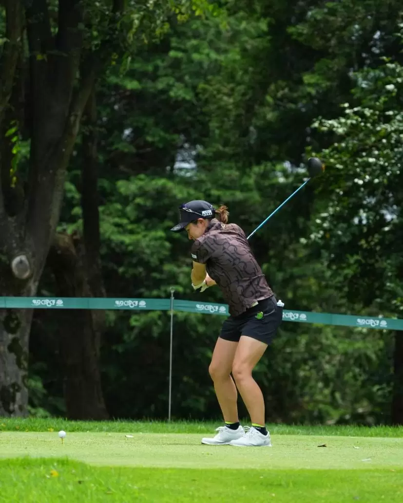 佐久間綾女のドライバースイング（斜め前方）