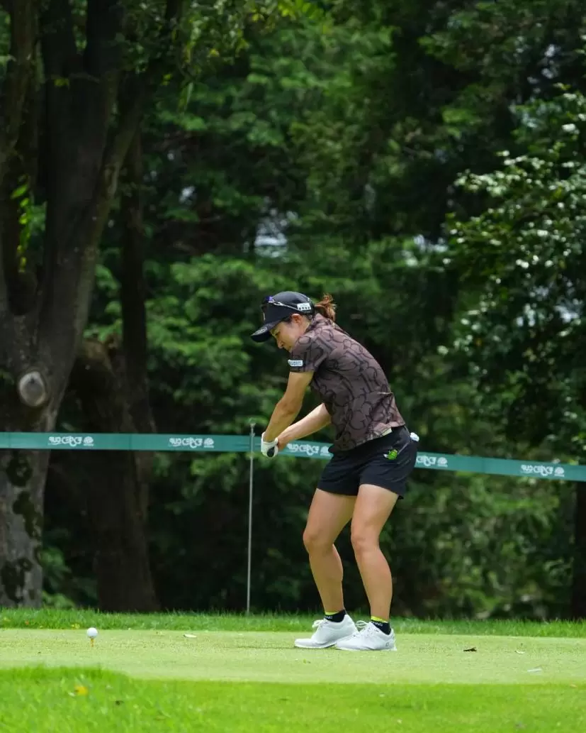 佐久間綾女のドライバースイング（斜め前方）