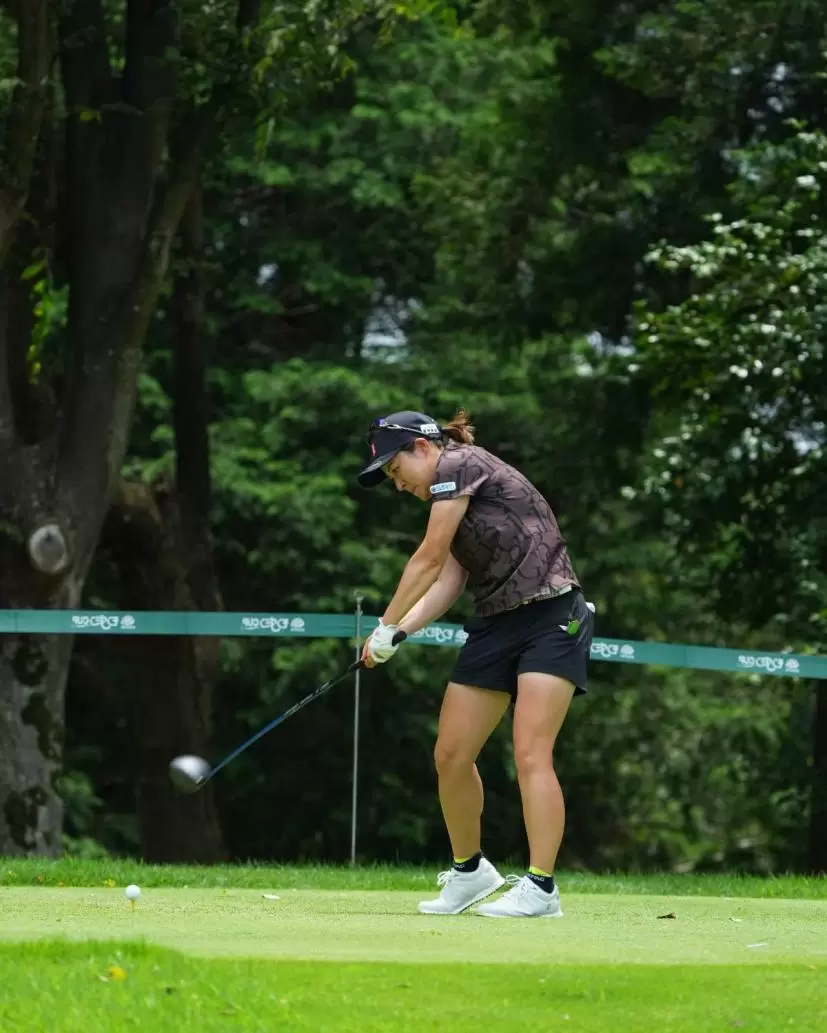 佐久間綾女のドライバースイング（斜め前方）
