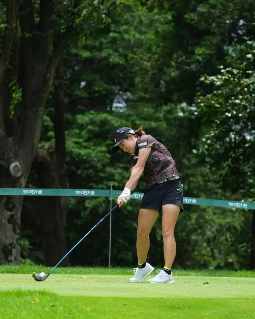 佐久間綾女のドライバースイング（斜め前方）