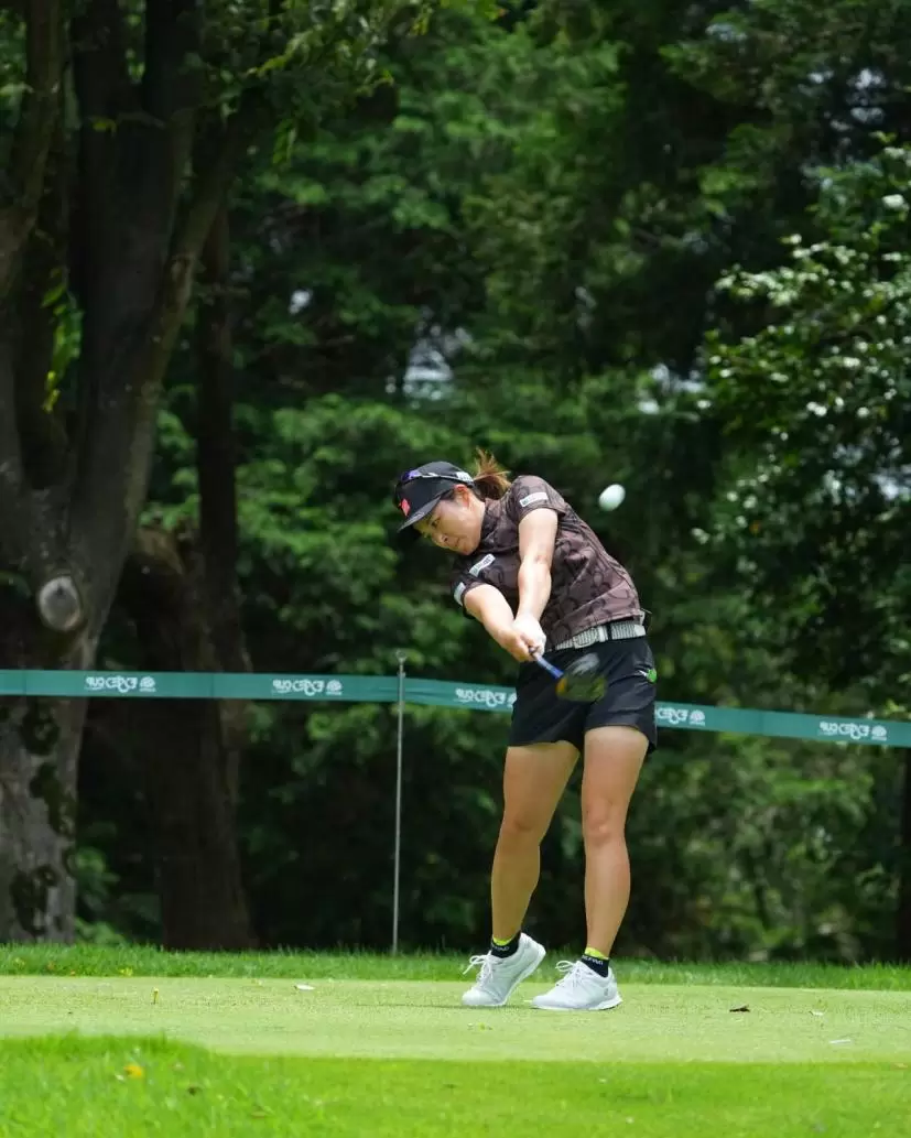 佐久間綾女のドライバースイング（斜め前方）