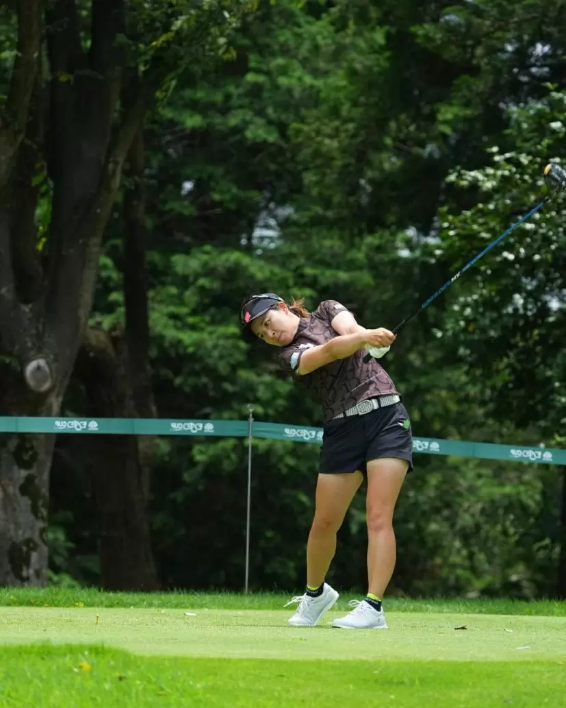 佐久間綾女のドライバースイング（斜め前方）