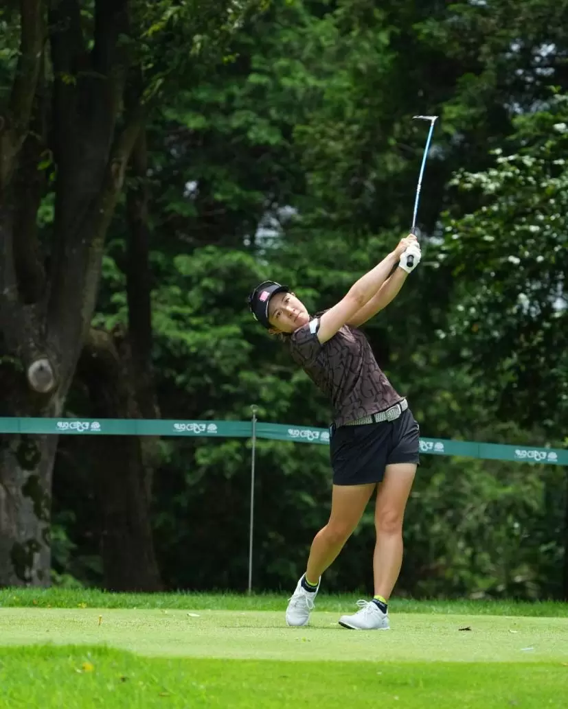 佐久間綾女のドライバースイング（斜め前方）