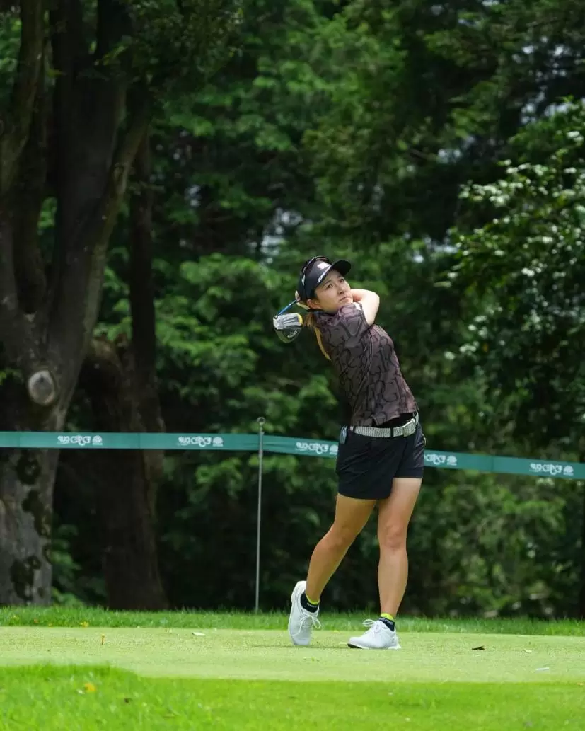 佐久間綾女のドライバースイング（斜め前方）