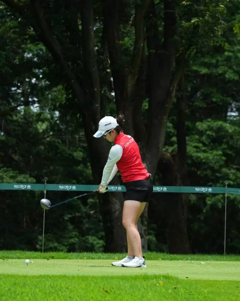 三ヶ島かなのドライバースイング（前方）