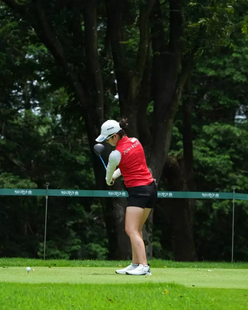 三ヶ島かなのドライバースイング（前方）